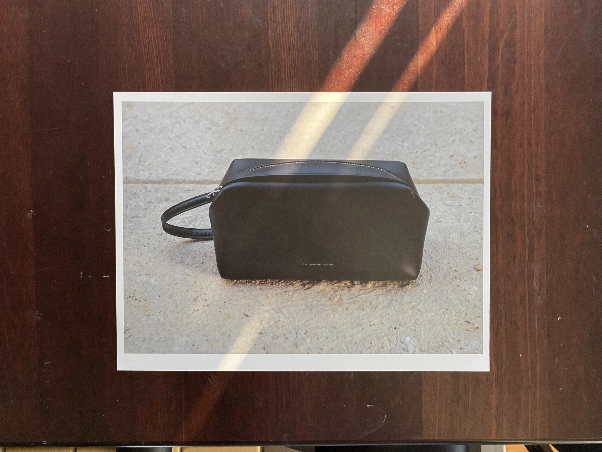 Photographie de campagne imprimée sur un bureau — export, provenance et watermark intégrés