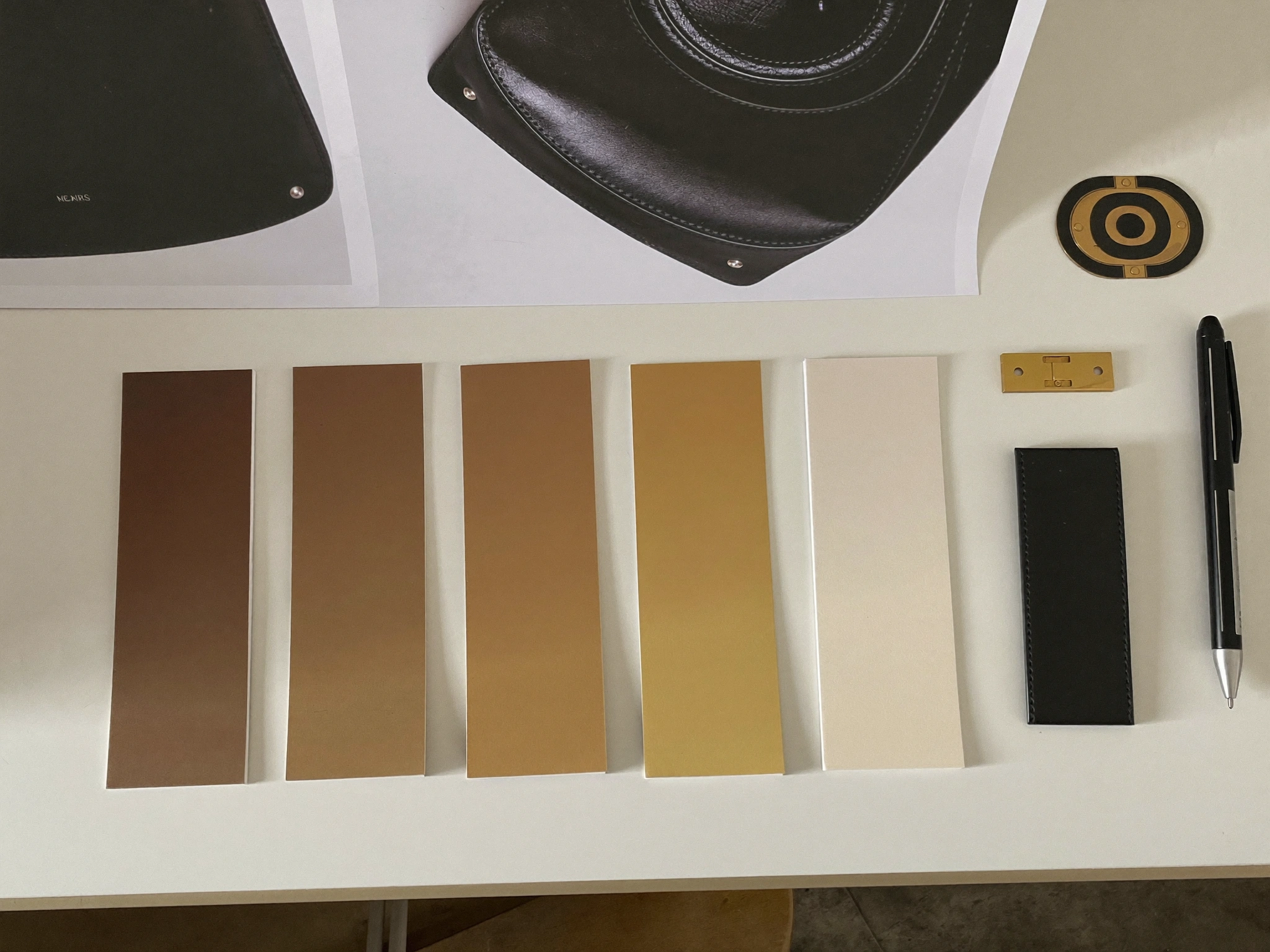 Nuancier de couleurs et échantillons de matières sur un bureau — précision des couleurs de marque