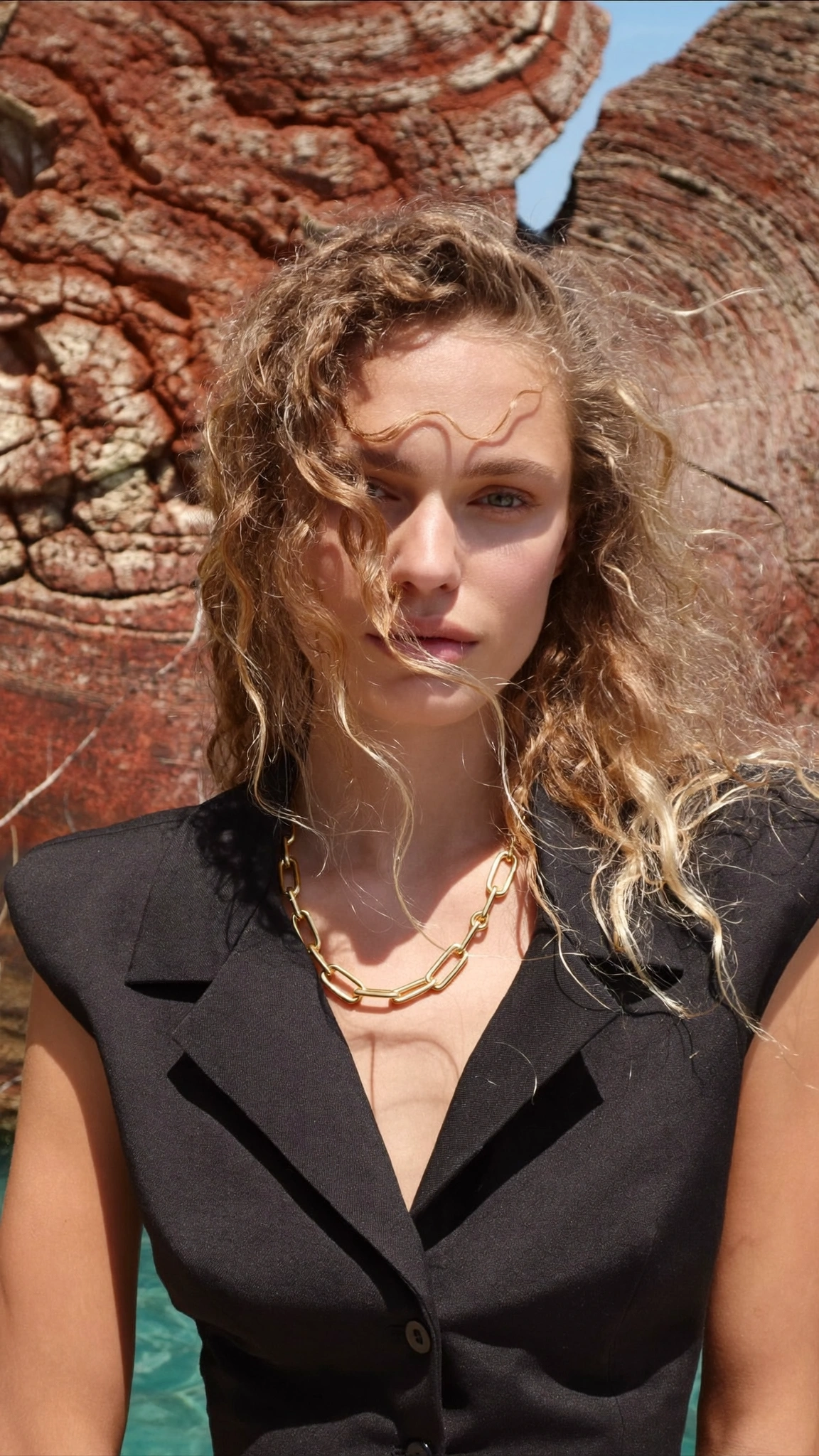 @Collier Chaîne Or roche rouge, bord de mer, lumière dorée naturelle