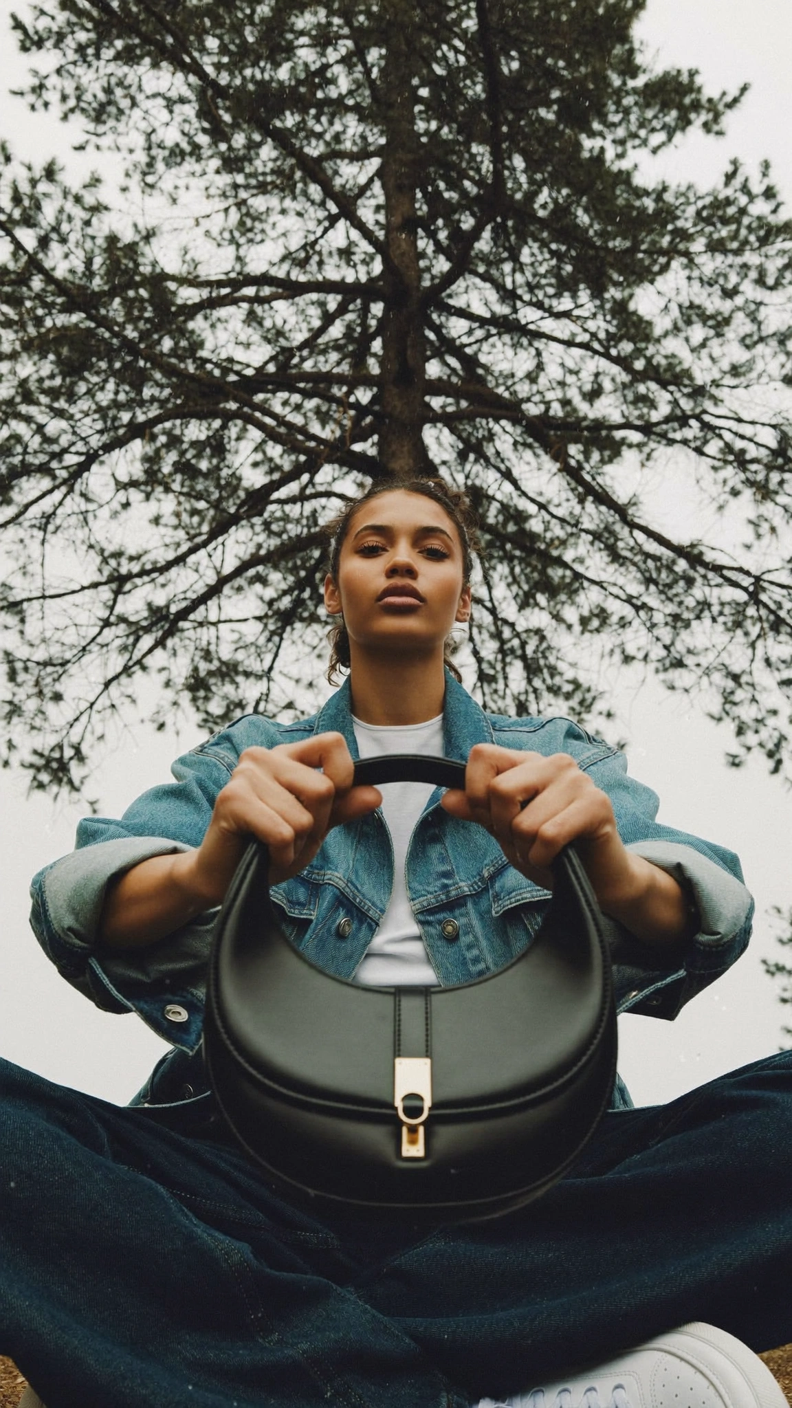 @Sac Demi-Lune Noir sous les pins, neige, denim oversized